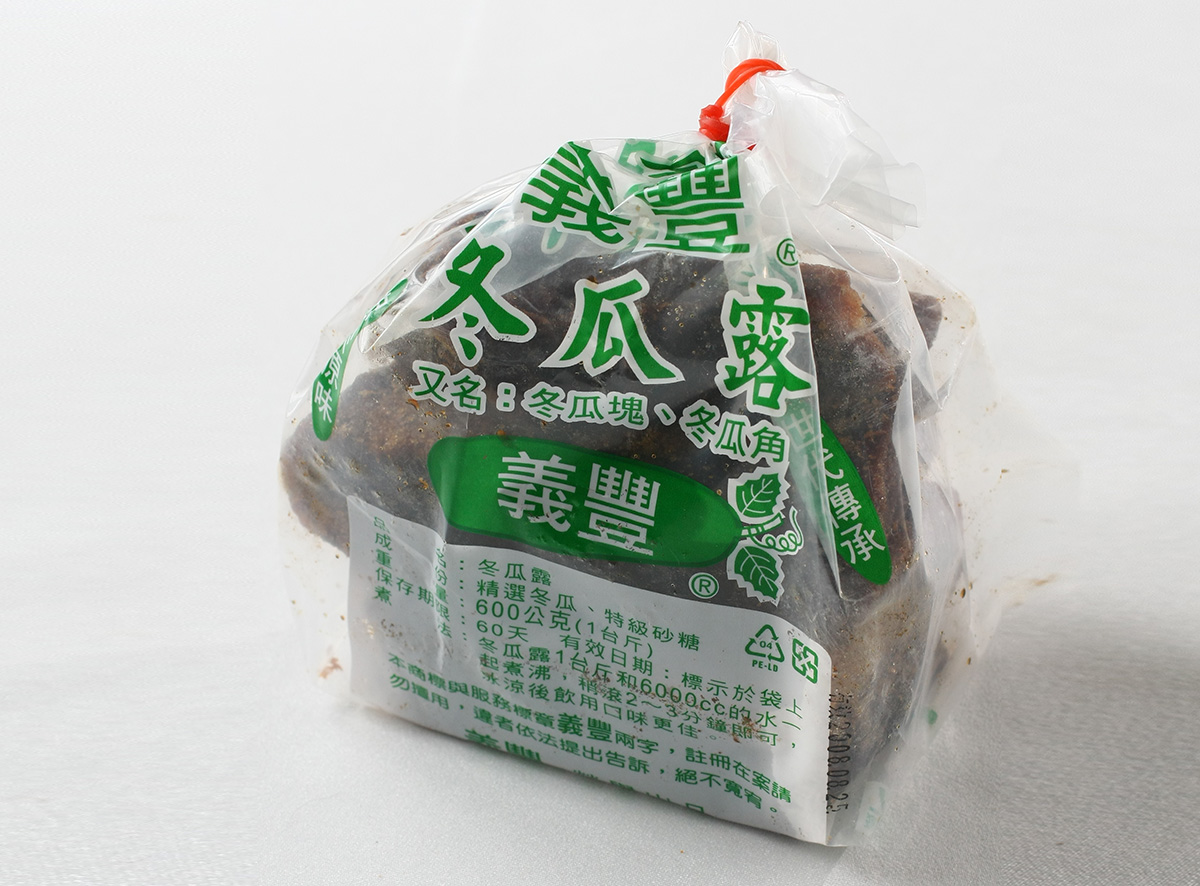 台南市義豐冬瓜露（亦稱冬瓜磚）仍是使用煙囪、老灶和木柴細火慢熬製作。（攝影：呂恩賜）