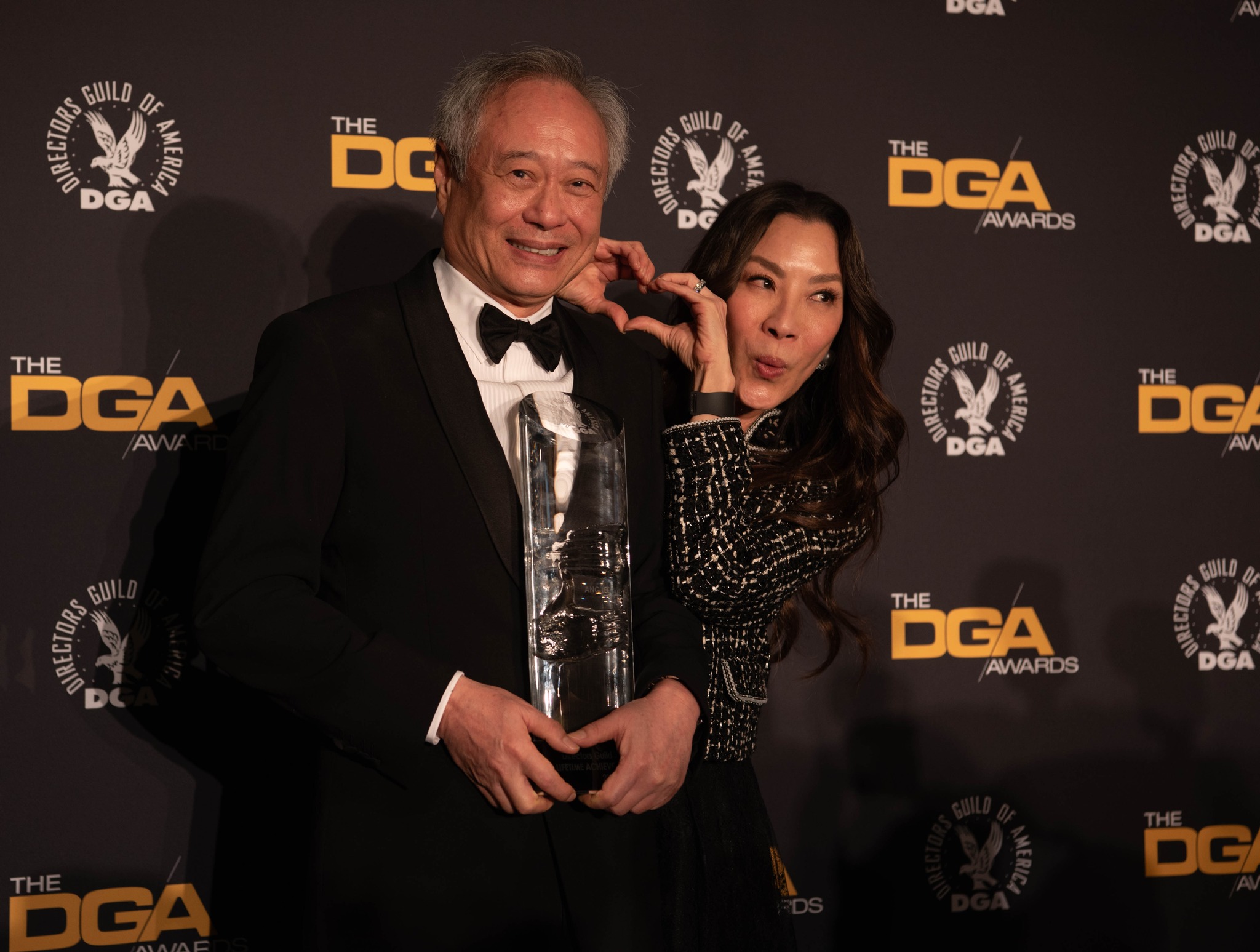 美國導演工會獎（DGA Awards）8日舉行第77屆頒獎典禮，名導李安（左）獲本屆終身成就獎，由奧斯卡影后楊紫瓊（右）頒獎。（圖片來源：Directors Guild of America粉絲頁）