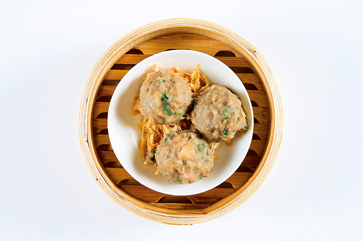 鮮竹牛肉球「吃軟不吃Q」，用筷子就能輕鬆將牛肉球切開。示範製作：添好運李一龍。（攝影：李明宜）