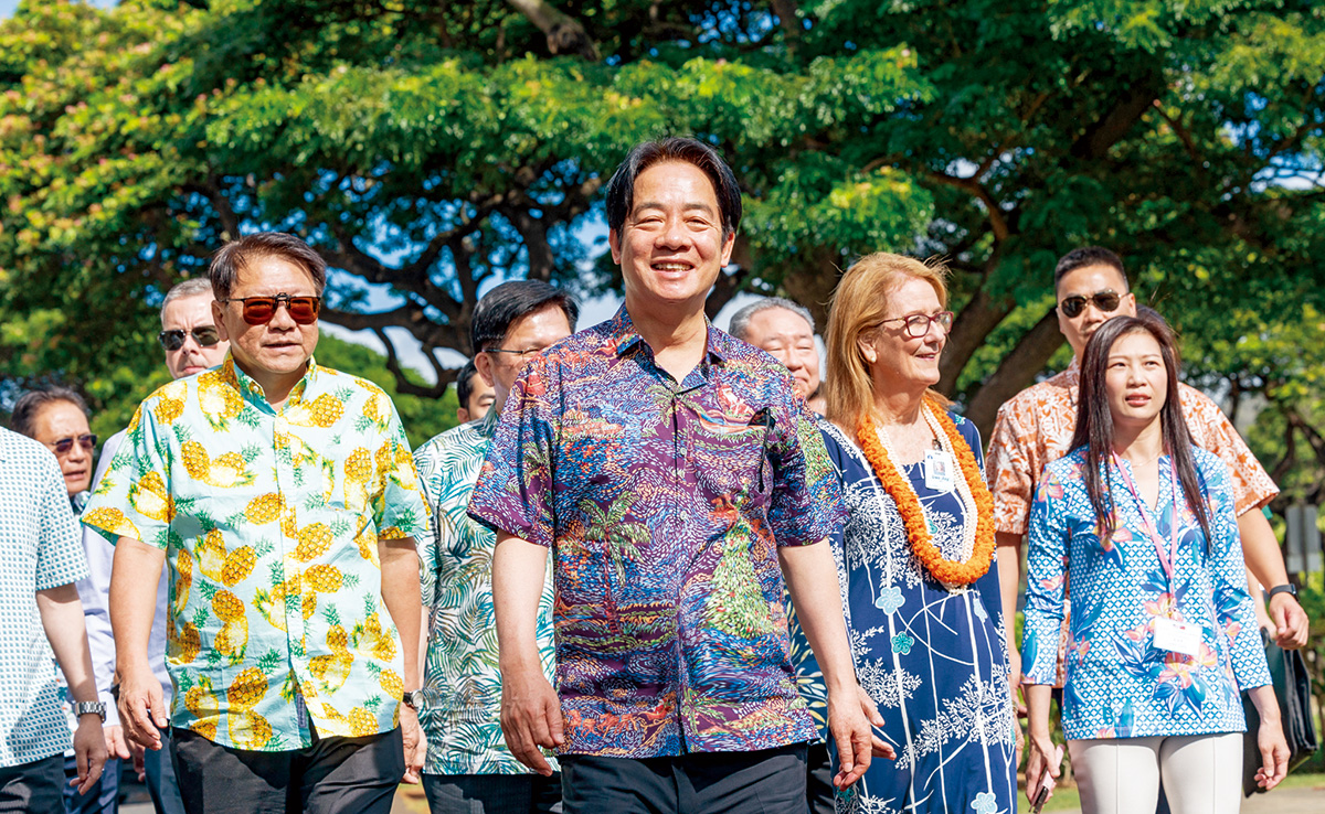 賴清德總統率團訪問夏威夷，一行人換上當地人常穿的島衫。左為秘書長潘孟安。（圖片來源：總統府提供）