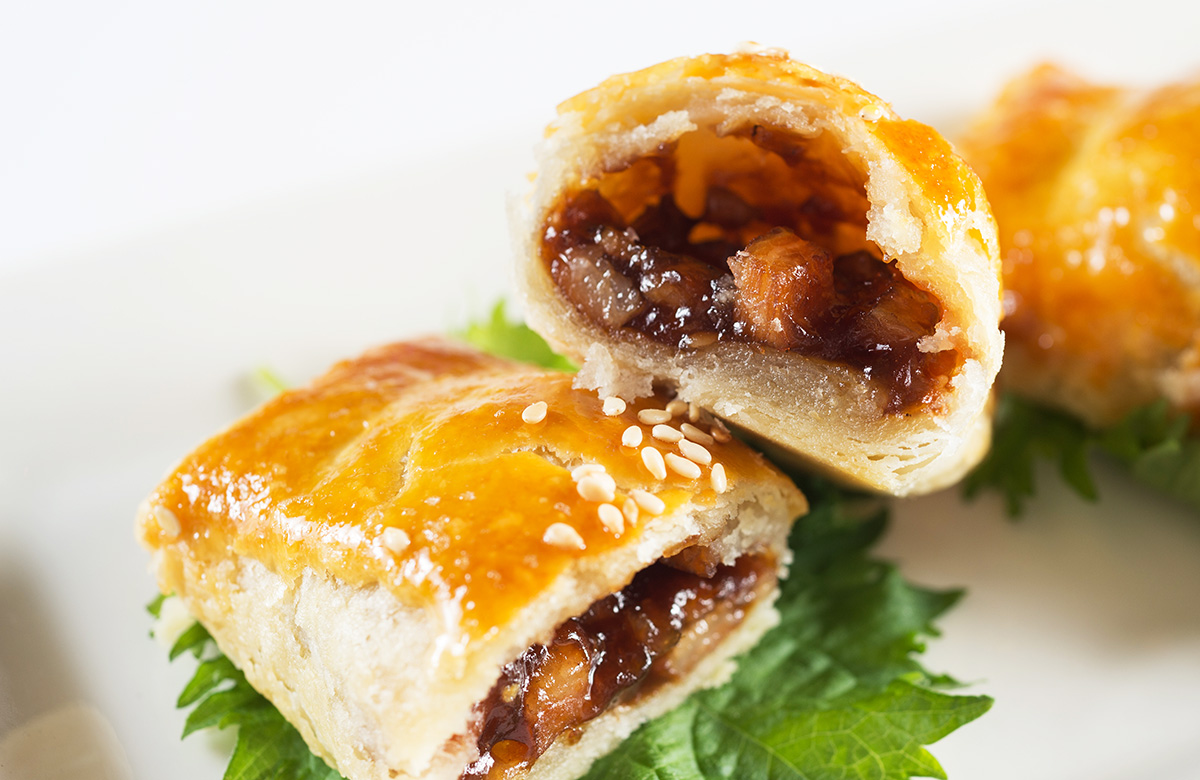 叉燒酥酥皮的標準口感就是「酥鬆卻不粉口」，要在口中消融後沒有粉粒感。示範製作：紫艷吳滿權師傅。（攝影：李明宜）
