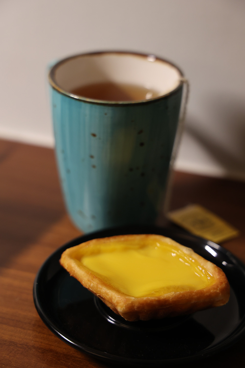 新加坡粵式糕餅老店「東興」的雞蛋撻，豬油撻皮薄脆，雞蛋餡以豆漿取代牛奶，水嫩清爽。（圖片來源：洪愛珠提供）