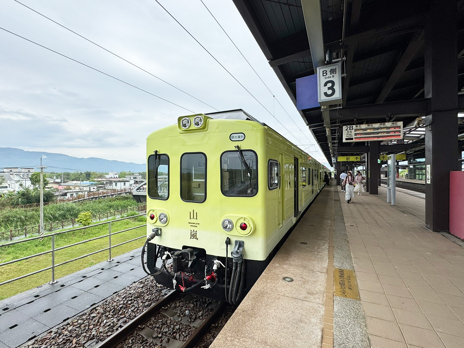 山嵐號行駛於花蓮站至台東池上站之間，沿途停靠多個特色車站，讓旅客深入體驗花東縱谷的獨特風光與文化。（攝影：林秀娟）