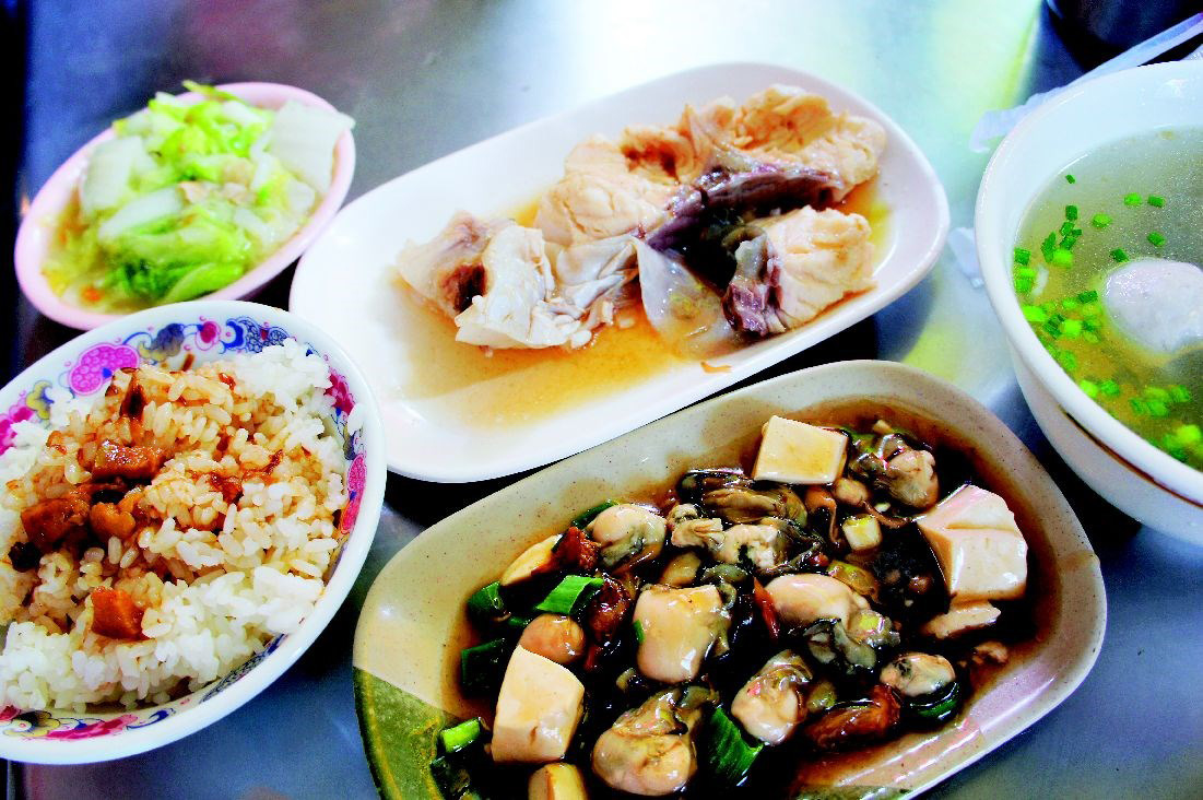 台南赤崁樓旁的小吃店「福泰飯桌」,自1939年開店至今,深受當地客人喜愛。(攝影:王宣一)