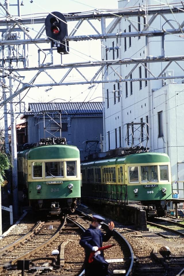 江之島電車已經有上百年的歷史，川端康成、太宰治等近代文豪們，都曾經搭乘這輛可以看海的電車。（圖片來源：李清志提供）