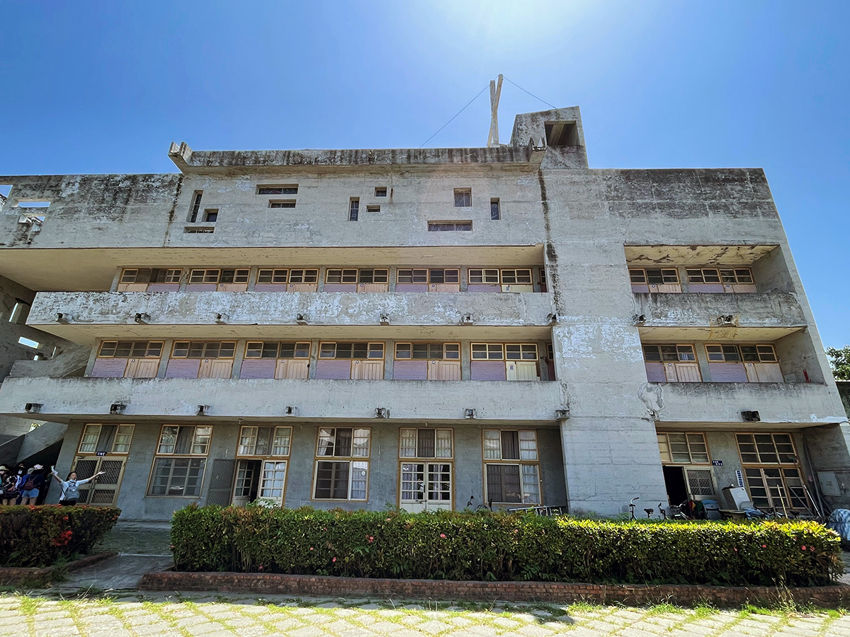 公東高工教堂是一棟四層樓的混凝土建築，底下三層樓是學生教室與宿舍，呈現理性的機能主義設計，最上一層樓才是教堂空間，以浪漫的象徵主義手法來呈現強烈的宗教信仰美學。（圖片來源：李清志提供）