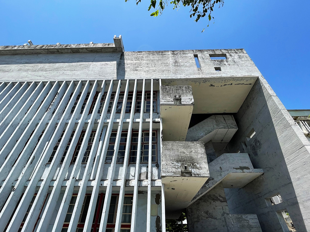 公東高工教堂設計落成於1960年,當時世界建築潮流是柯比意的「粗獷主義」(Brutalism)建築,強調清水混凝土的表面,完全不加修飾或貼磁磚,顯現出混凝土粗糙的質感。(圖片來源:李清志提供)