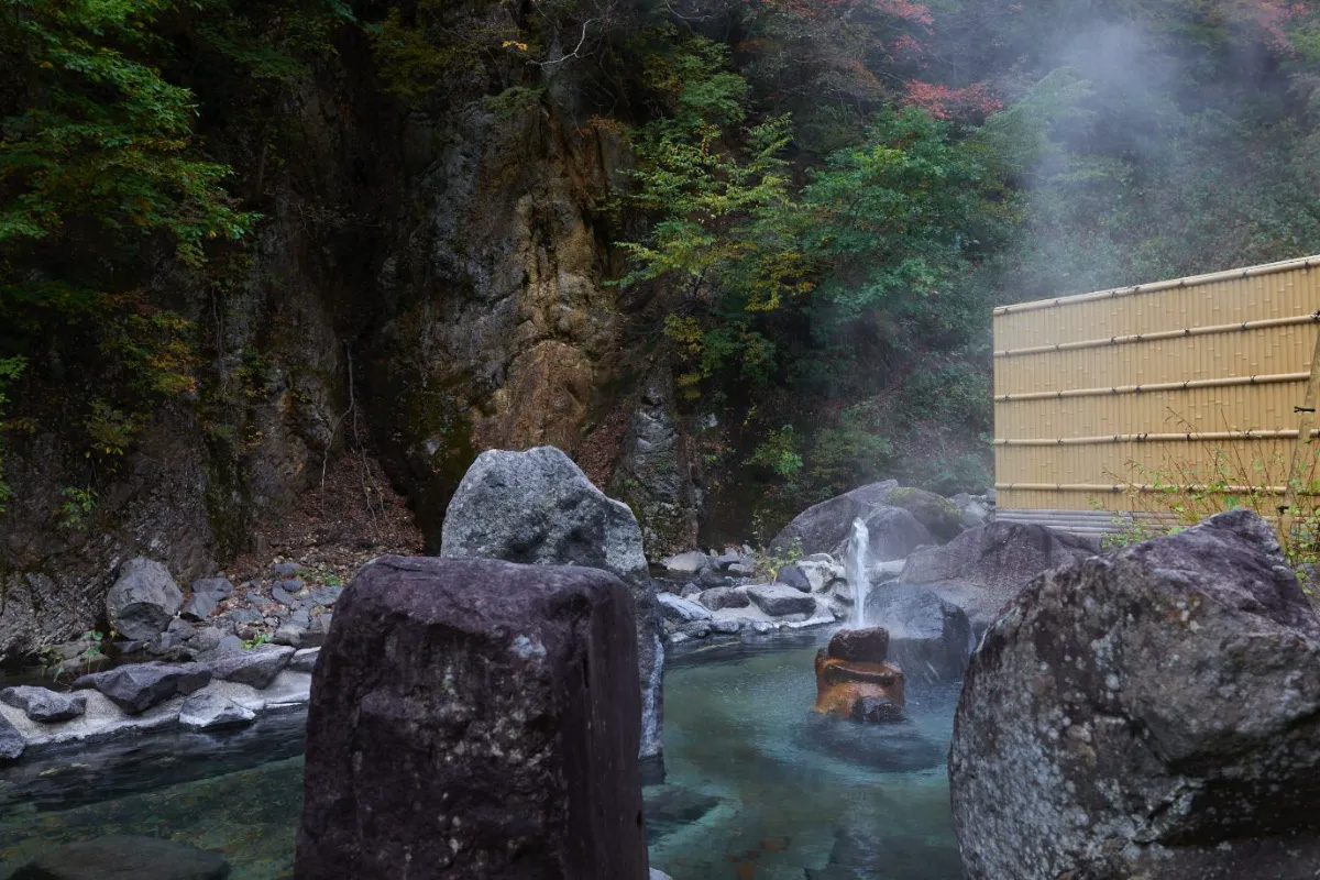 有四個露天浴池和一個室內浴池，可以全天24小時使用。（圖片來源：大平溫泉滝見屋官網）