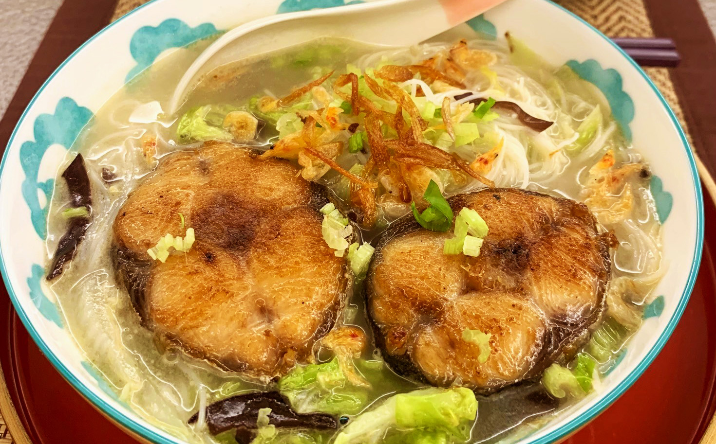土魠魚秋後肥腴,有特殊香氣,做成米粉後撒上芹菜珠、自炸的油蔥和櫻花蝦,是秋冬旬味逸品。(圖片來源:蔡珠兒提供)