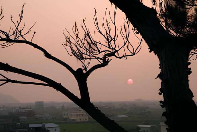 華陶窯最經典、最不可錯過的一景，就是當落日餘暉斜灑苑裡之時，一登華陶窯食堂樓上的眺望台。（攝影：楊志雄）