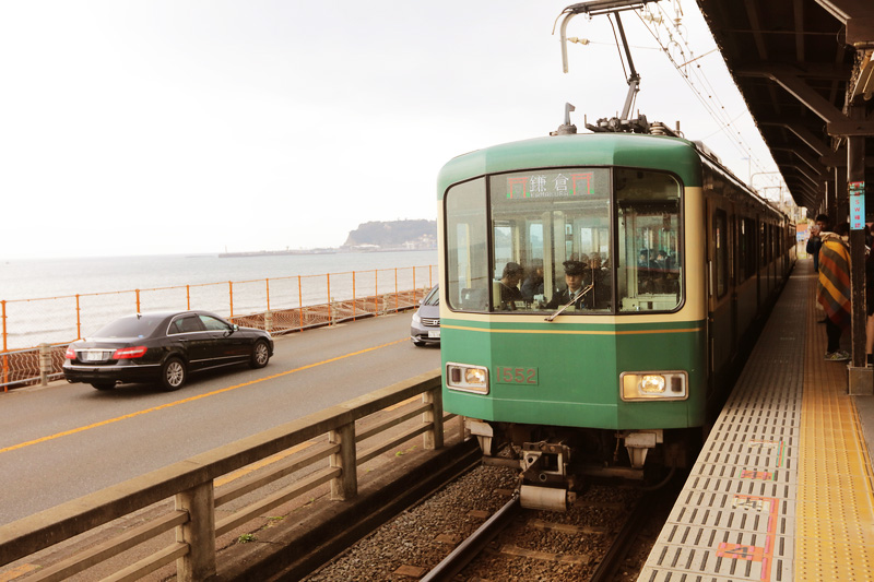 百年江之島電車是一列沿著湘南海岸行駛的列車，是可以看海的電車。（圖片來源：Dreamstime／典匠影像）