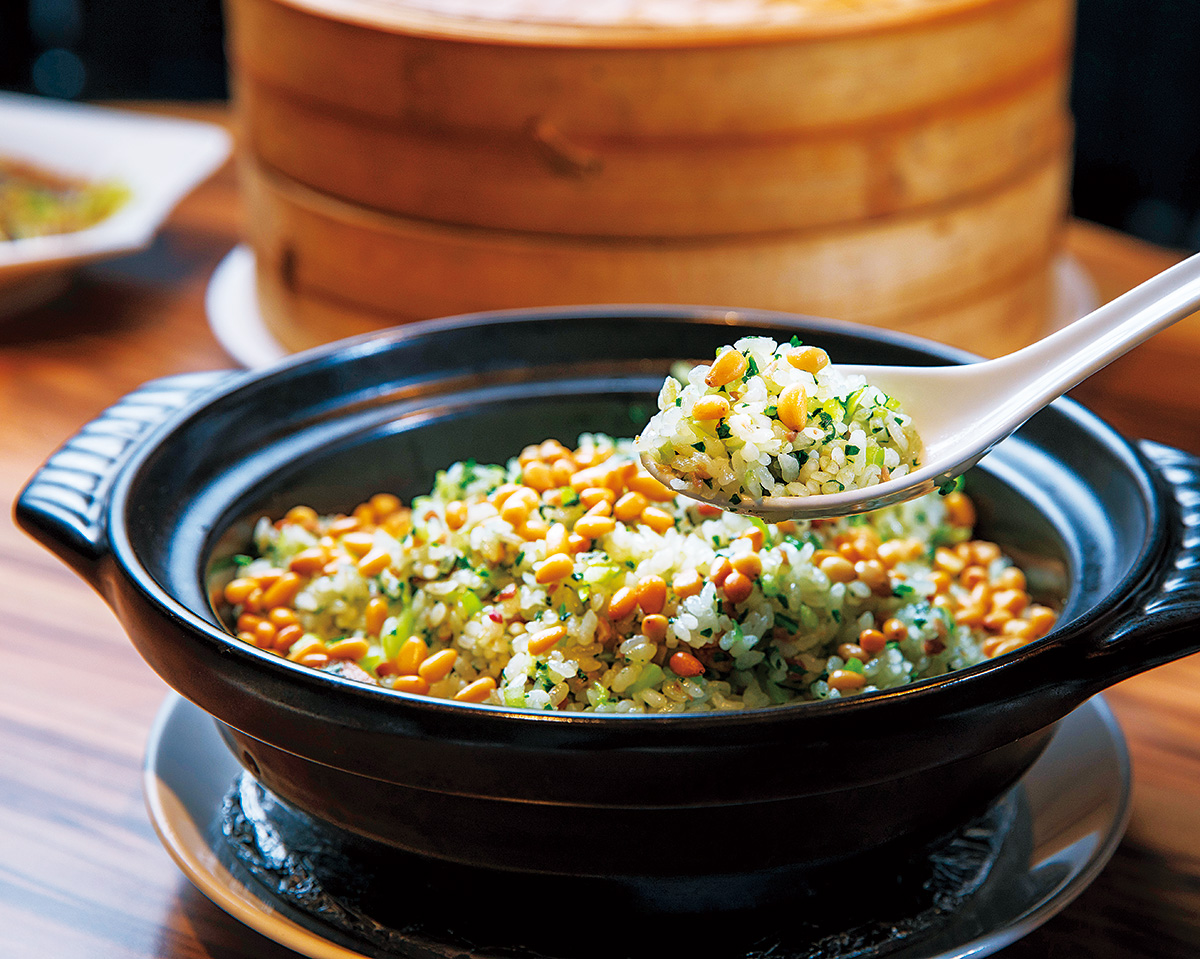 曉鹿鳴樓的翡翠菜飯改以爆炒料理，粒粒分明、口感Q彈。（攝影：陳宗怡）