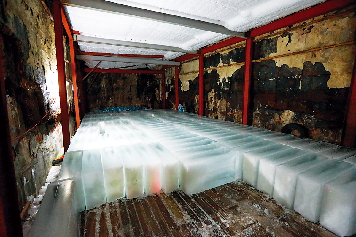 永昇製冰廠以地下水製作大型冰塊，昔日供漁船冰鎮漁獲。（攝影：陳宗怡）