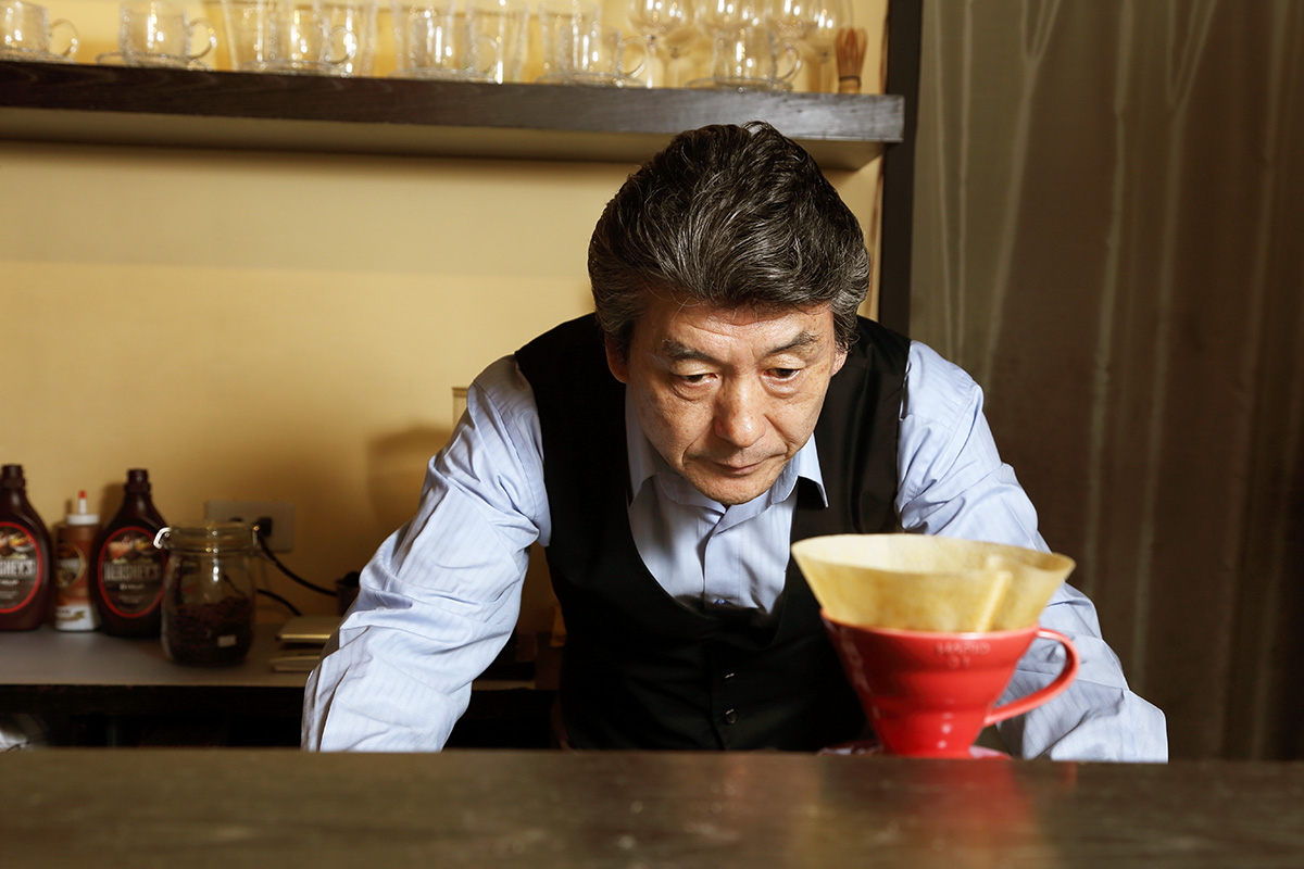 在端出咖啡前，伊藤邦夫仔細地判斷水位。（攝影：陳炳勳）