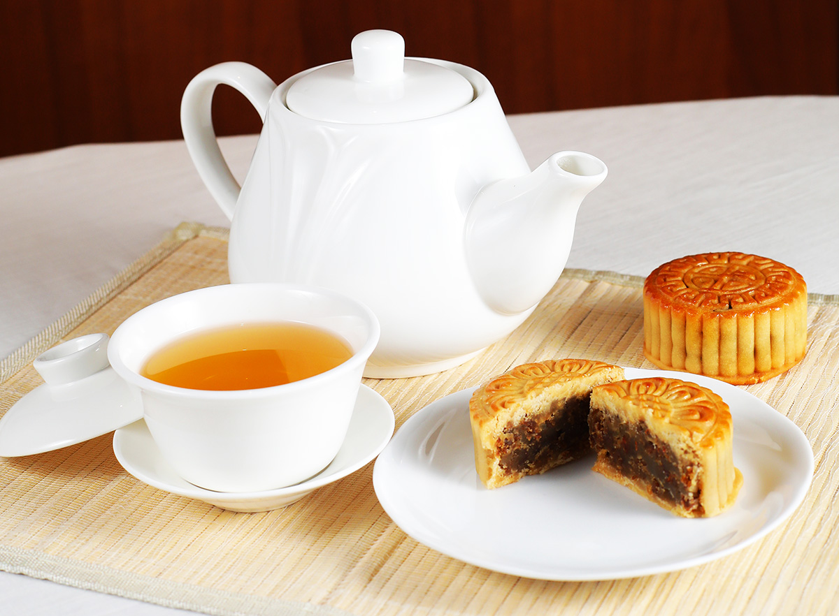 六福旅遊集團開發「未來肉月餅」，新潮食材融入傳統糕餅，嘗一口鹹香夠味。（攝影：楊文財）