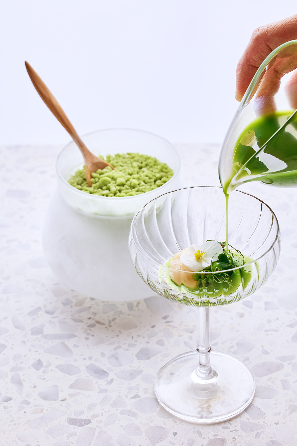 「干貝奶酪蜜糖豆」選用酸香的綠榨醬草平衡蜜豆的甜，搭配帶有生蠔海味的琉璃菊花點綴干貝。（圖片來源：Restaurant A提供）