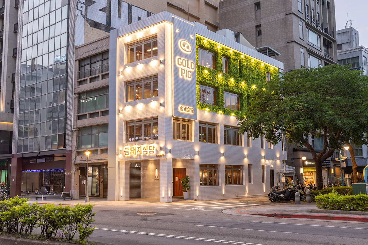 金豬食堂首間海外分店落腳台北，中山區的獨特建築外觀已成為新的熱門打卡景點。（圖片來源：台灣金豬食堂提供）