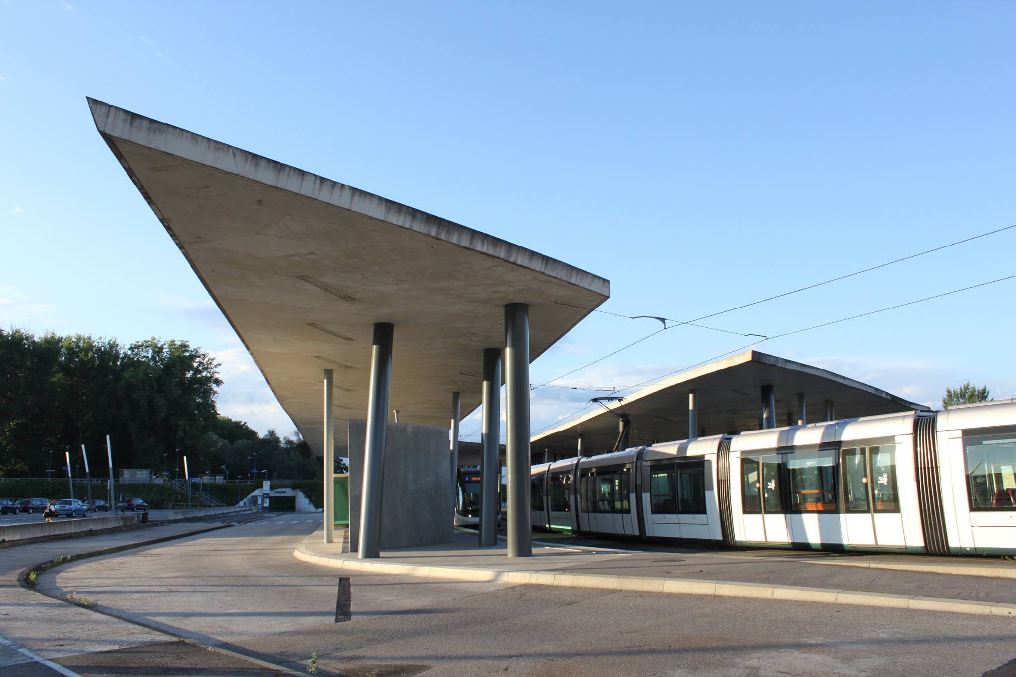 電車站旁的停車場路燈柱，竟然呈現傾斜狀，一根根白色發亮的燈柱，與地面劃分車位的白線，構成了一幅有如極限主義的繪畫圖像。（圖片來源：李清志提供）