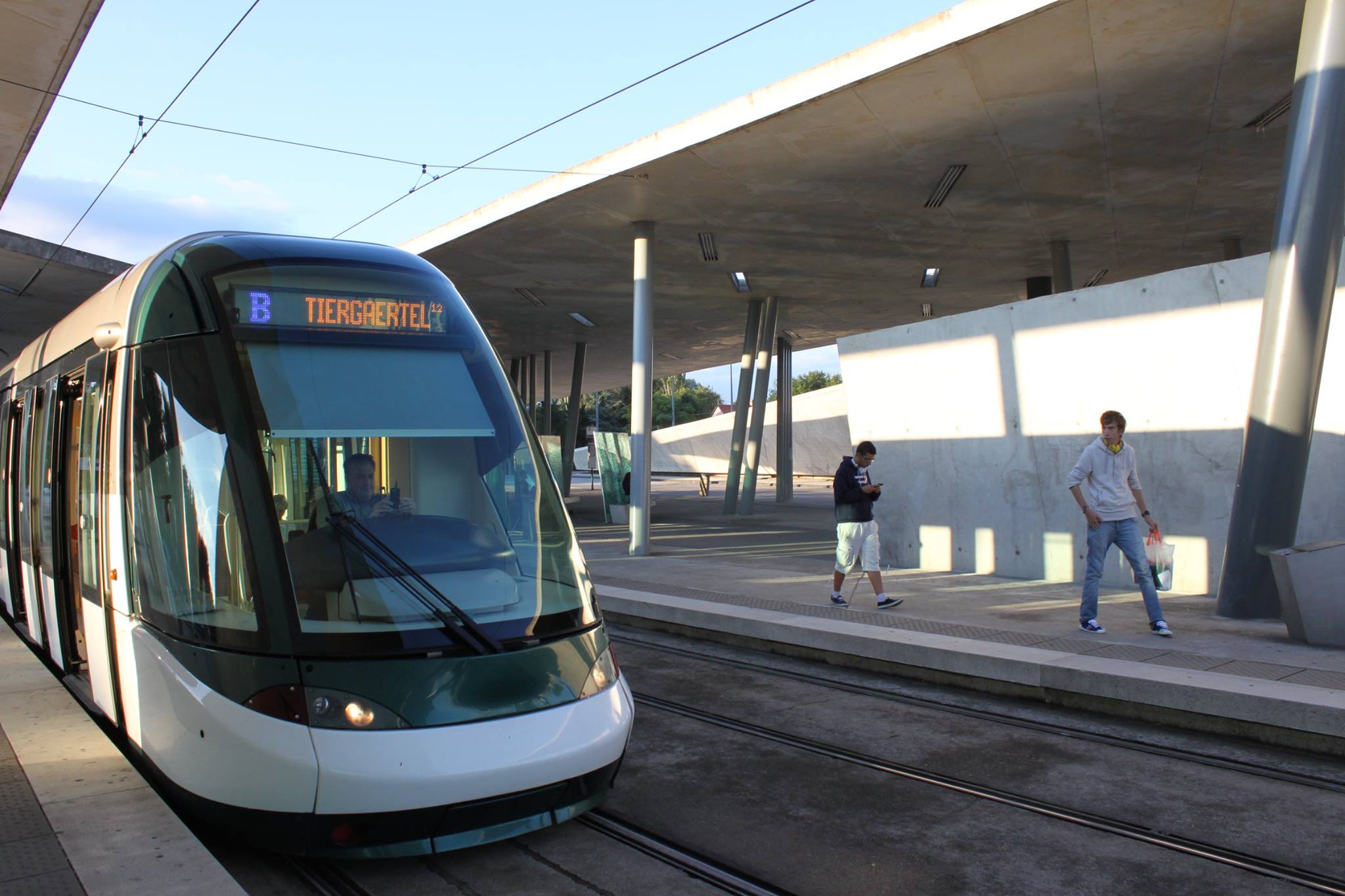 候車者站在月台，看著造型新潮前衛的輕軌電車進出電車站，感覺有如置身在科幻影片中的世界。（圖片來源：李清志提供）