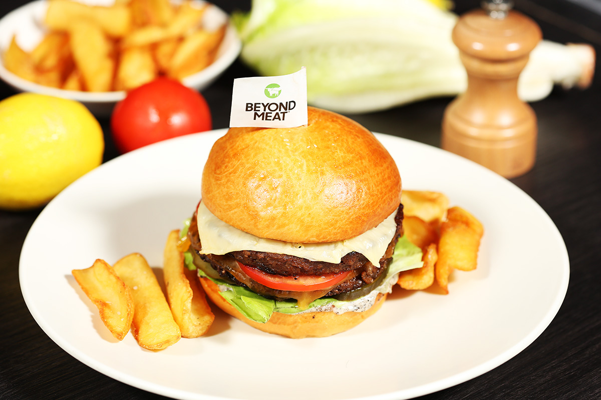 米其林星級主廚林明健以豌豆製成的植物肉，打造「未來漢堡」，口感不同傳統素肉，帶有貨真價實的咬勁及肉汁。（攝影：駱裕隆）