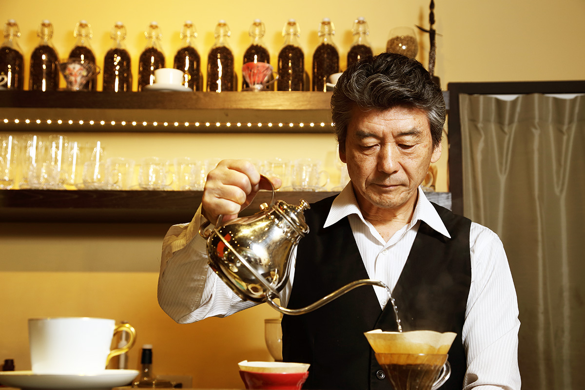 來ATTS的客人，最喜歡喝上一杯伊藤邦夫的手沖咖啡。（攝影：陳炳勳）