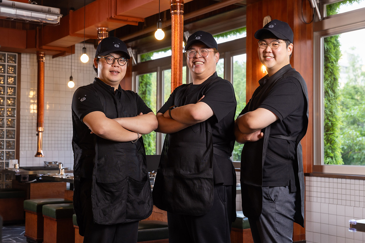 台韓「金豬食堂」堅強主廚陣容，左起為安煐彬안영빈（韓國）、史峻玹（台灣）、金根浩김근호（韓國）。（圖片來源：台灣金豬食堂提供）