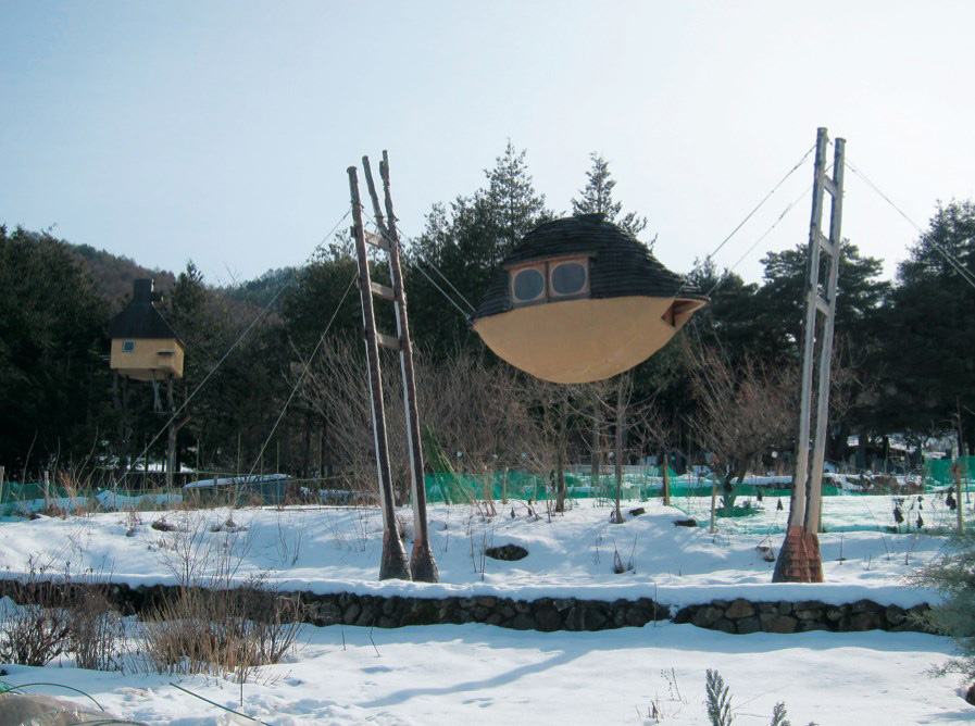 飛天茶屋正名是「飛空泥舟」（Flying Mud Boat)， 原本在茅野市美術館基地內展出，後來才搬回藤森照信老家田野中。（圖片來源：李清志提供）