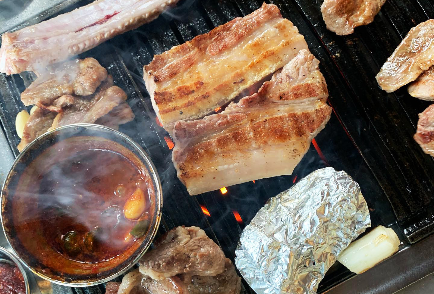 金豬食堂的帶骨五花肉是必點菜色,此外如霜降豬肩肉、肩胛肉都是經典。(圖片來源:韓國金豬食堂Instagram)