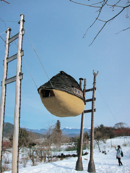 「飛空泥舟」（Flying Mud Boat）的原始概念是藤森照信畢業設計所作的「橋」設計，他將橋的設計演化成吊掛在天空的茶屋。（圖片來源：李清志提供）