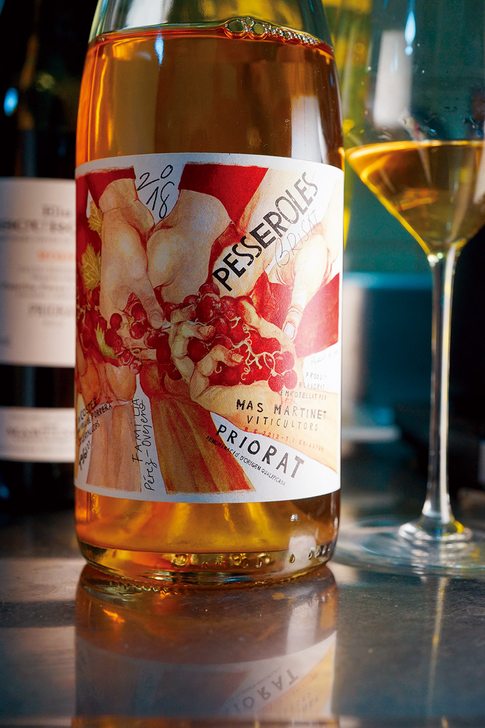 麥斯馬蒂內酒莊（Mas Martinet）的白酒培色羅（Pesseroles Brisat）不直接榨汁，以低溫緩慢節奏在酒槽中發酵泡皮長達3個月，榨汁後酒轉入陶罐跟玻璃罐內進行27個月的漫長培養。（圖片來源：林裕森提供）