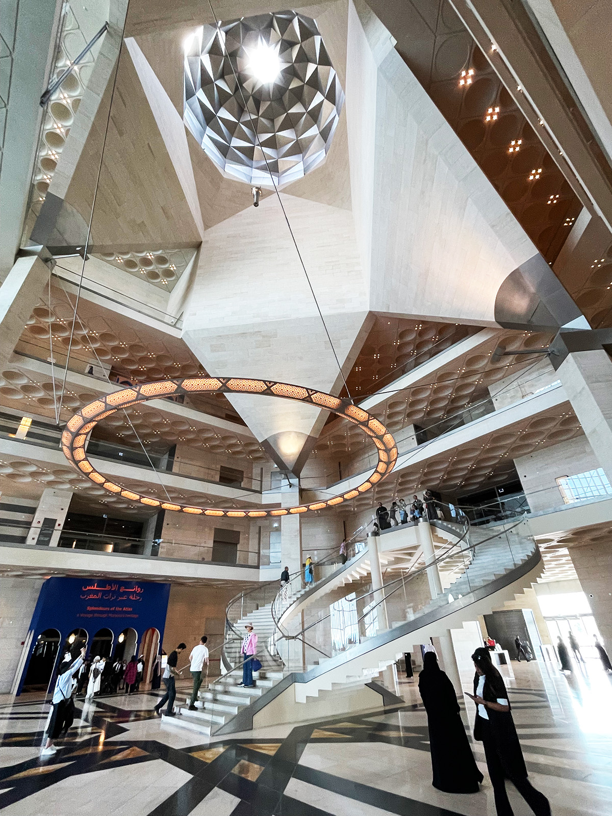 伊斯蘭文化藝術博物館內的IDAM餐廳的室內設計,由菲利普斯塔克(Philippe Starck)打造。(圖片來源:李清志提供)