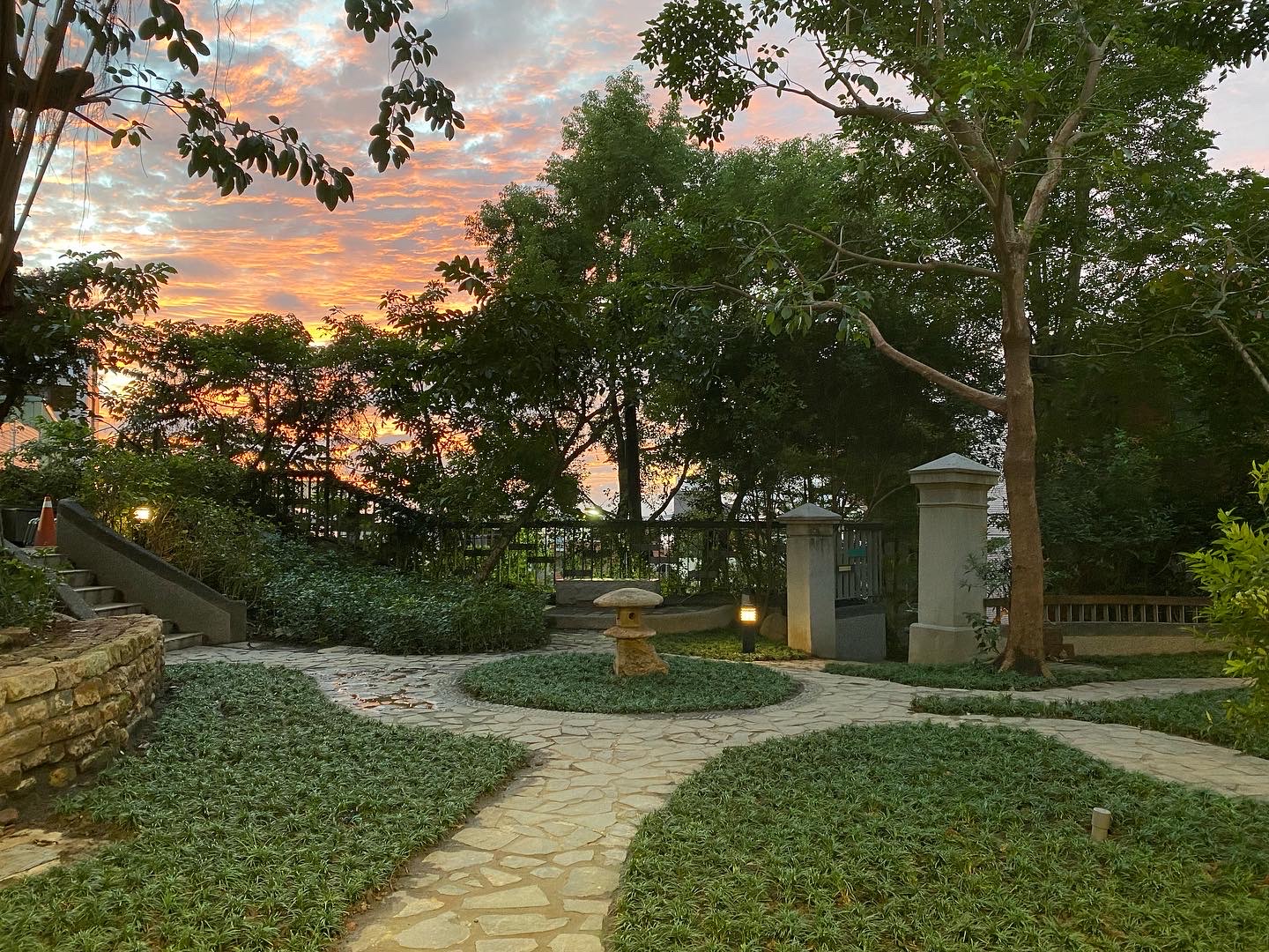 淡水木下靜涯舊居的庭園充滿日式氛圍，可飽覽淡水夕陽美景。（圖片來源：新北市立淡水古蹟博物館官網）