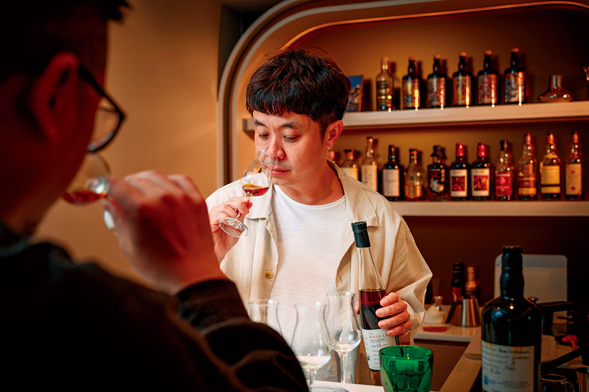 路易莎象山藝文中心主理人陳昱志(Jacky Y. Chen)用近萬瓶酒與無數故事,構築一個屬於自己的精神堡壘。(攝影:李明宜)