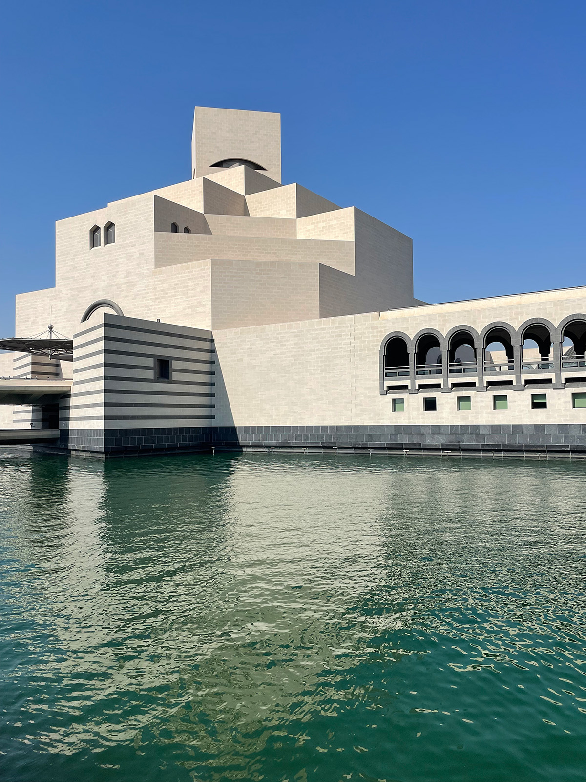 伊斯蘭文化藝術博物館建築的幾何構成非常純粹,外觀由一層層方形與八角形的體塊堆疊而成,中央頂部是一個立方體與八角形結合的塔樓。(圖片來源:李清志提供)