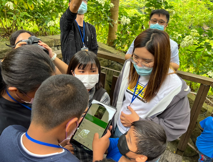 學童們手持平板電腦走進部落周遭的自然環境,藉由「植物辨識App」學習辨識各種植物,讓文化傳承變得更生動有趣。