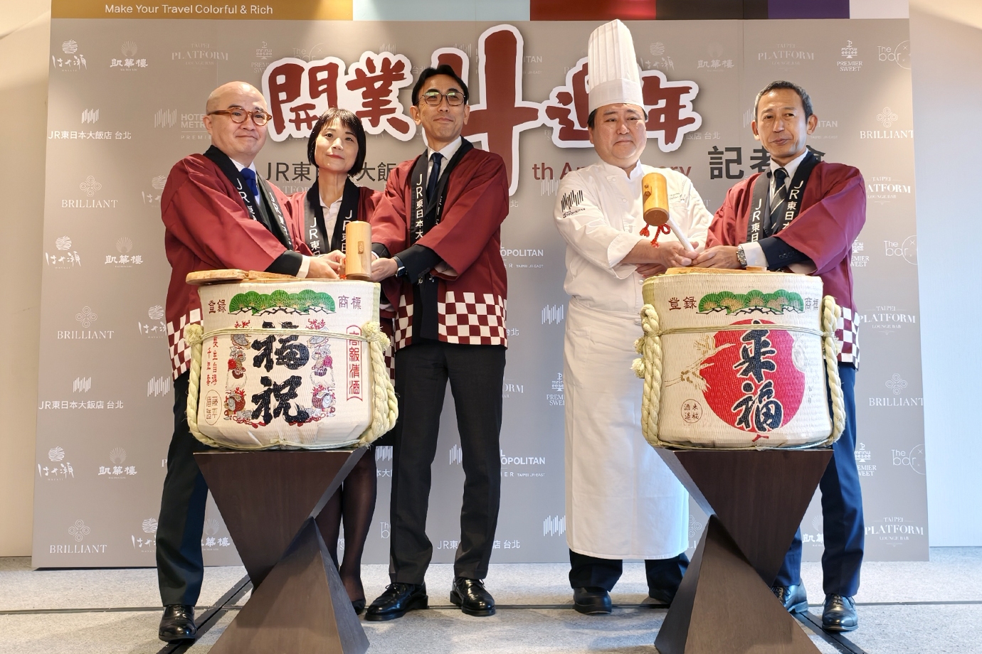 JR東日本大飯店台北開幕四週年以日系風格與職人精神，在台北飯店市場逐步建立品牌定位。(左起: 客房部長岩崎學、餐飲協理邱嫈珠、行銷業務副總藤原邦繼、行政總主廚石原雅弘、總支配人山本寬) (圖/ JR東日本大飯店台北)