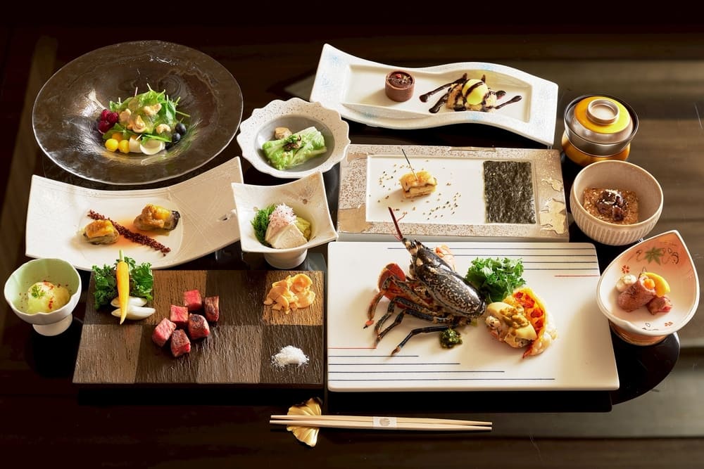 HAYASE日本料理鐵板燒「錦秋鐵火旬響晚餐」每位3,800元，升級11道的奢華饗宴，有雲丹牡蠣佐北海道白昆布、法國藍龍蝦佐柚子胡椒、星鰻與鴨肝手卷，以及龍蝦螯天婦羅佐抹茶鹽，將海味鮮美推至高潮。(圖/ JR東日本大飯店台北)