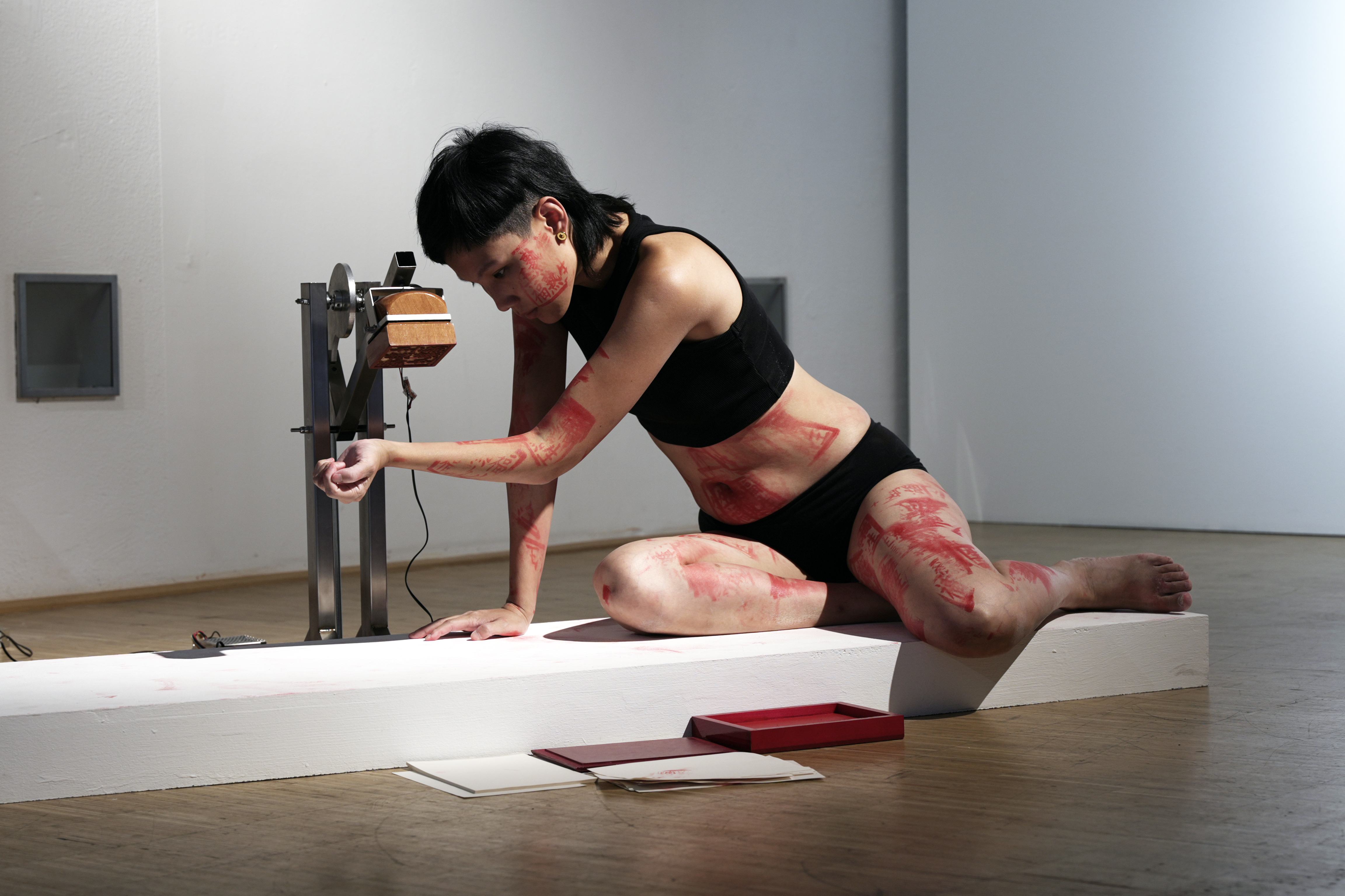 藝術家林安琪結合平面作品、動力裝置和行為藝術表現的作品《生 ⇆ 熟 ⇆ 福》（Raw⇆ Ripened ⇆ Happiness）。/攝影:丁常恩