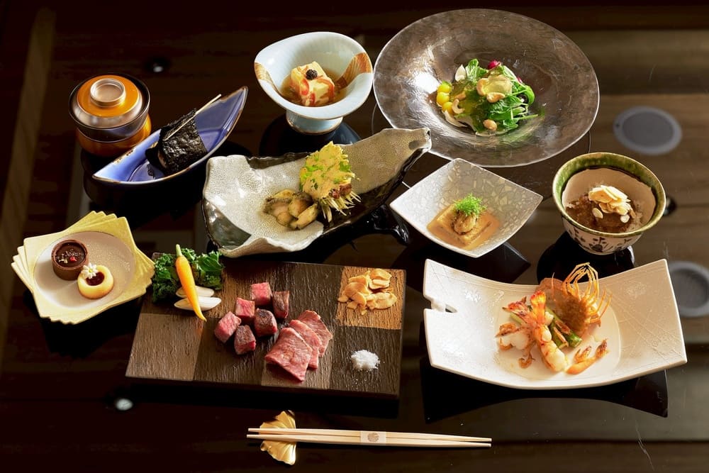 HAYASE日本料理鐵板燒全新推出午餐套餐「錦秋鐵火旬響」，每位2,480元起，呈現九道精緻料理，主菜可選擇日本和牛搭配薄燒和牛，亦可加價升等為和牛菲力、仙台和牛肋眼或菲力；或選擇香煎伊比利豬、香烤羊排、清蒸松阪豬（三選二）；另有海鮮珍饌如伊勢龍蝦，滿足不同饕客需求。(圖/ JR東日本大飯店台北)