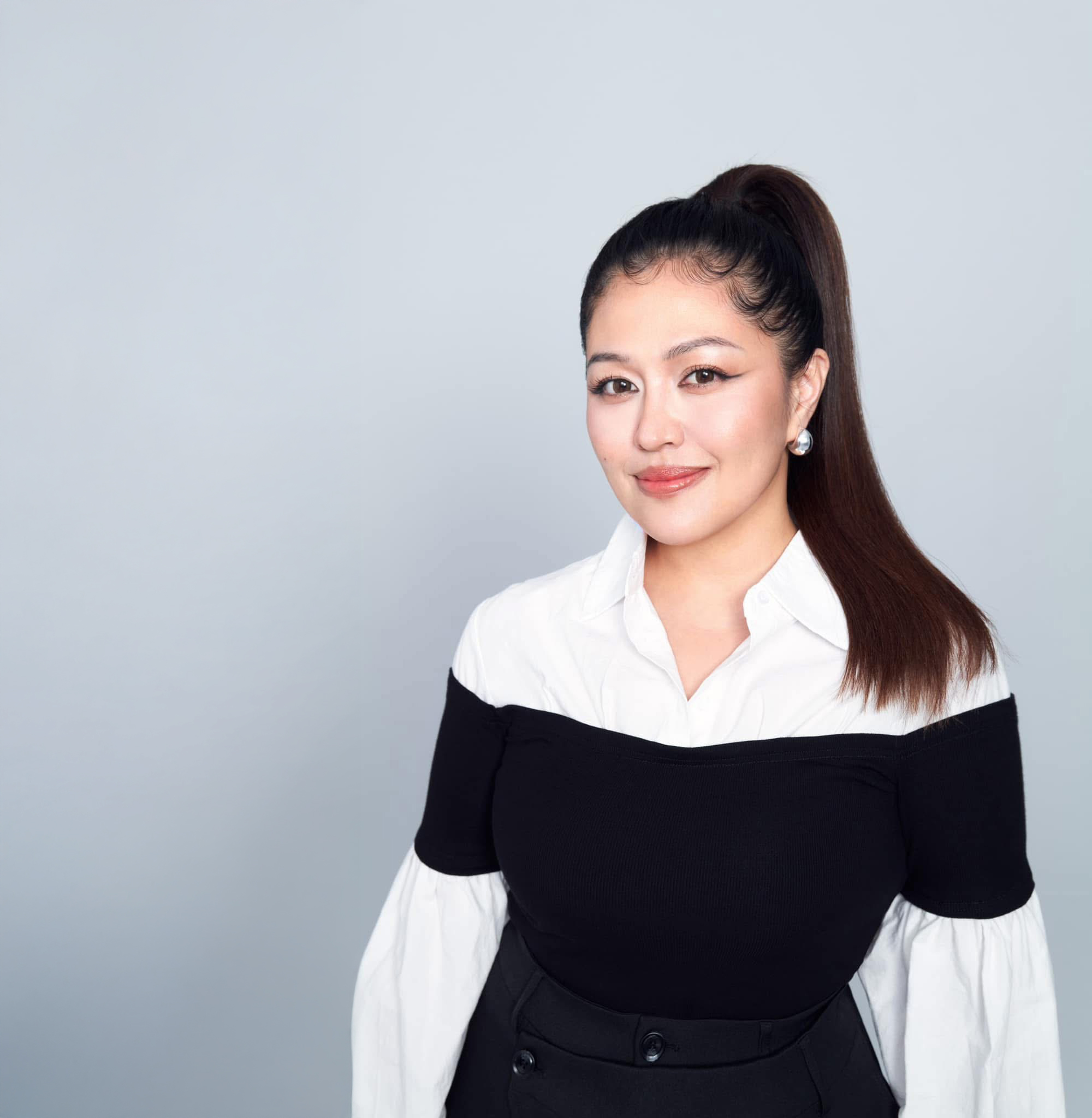 姑慕．巴紹 Kumu Basaw：南投仁愛賽德克族及花蓮萬榮太魯閣族的 創作歌手，參加臺灣原創流行音樂大獎佳 作後投入音樂製作，2024 年首張概念創 作專輯《Qrasun 格拉孫》獲頒第36 屆金 曲獎最佳原住民語歌手獎。