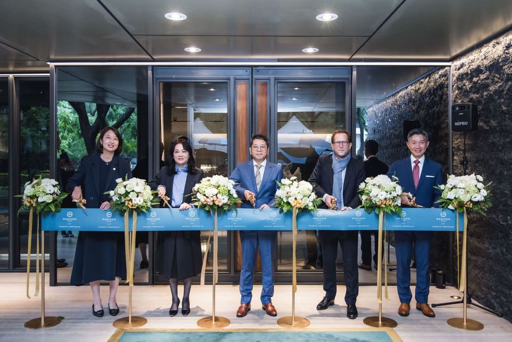 (由左而右)飯店總監 童采妍、莊琬華 執行長、李虹明 董事長、萬豪國際集團亞洲區代表 Mr. Richard Boyer、Mr. Hsien Chen 財務營運副總裁