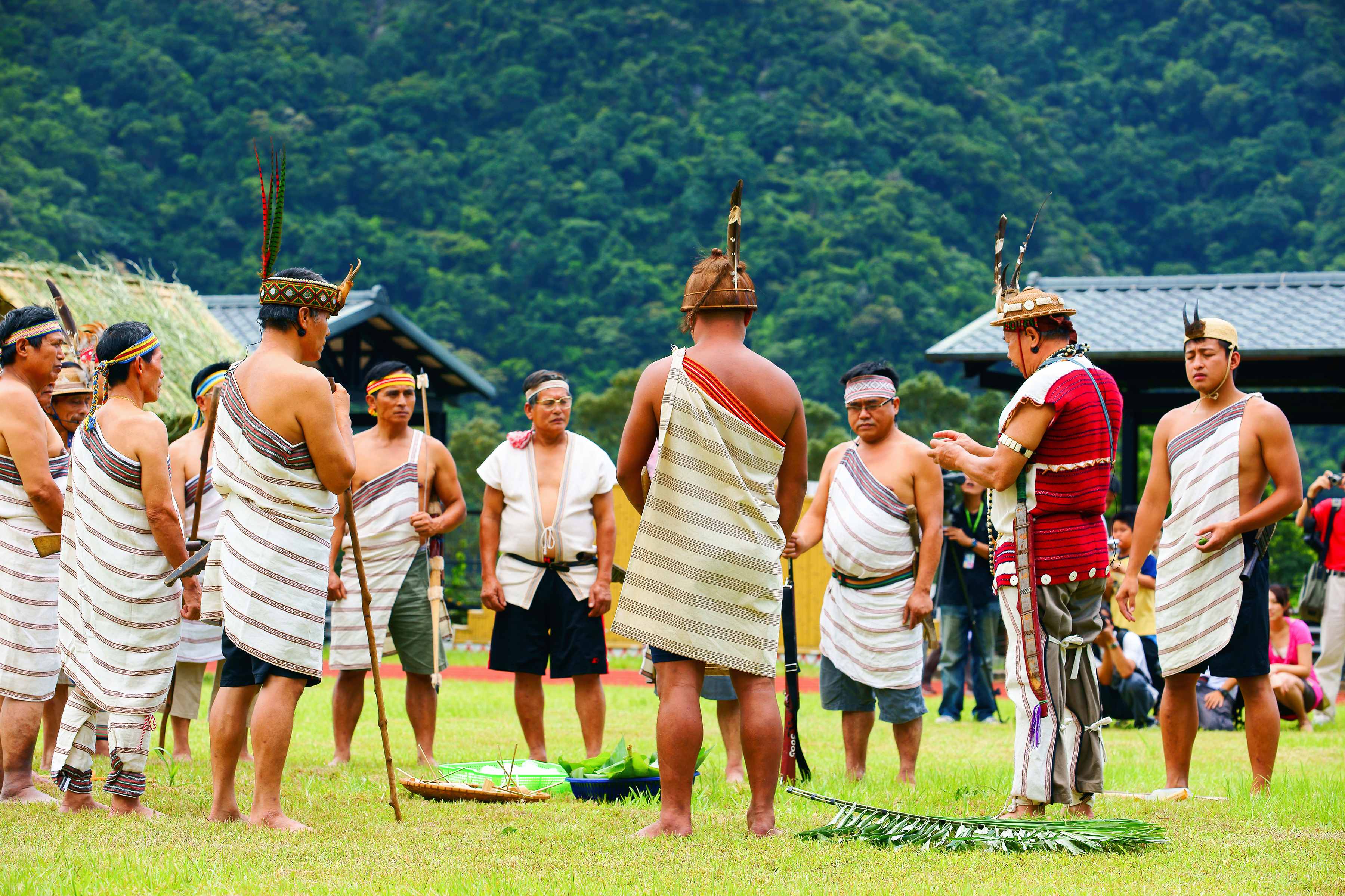 Gaga 是泰雅族人一切行為的準繩，小到規範個人言 行舉止，大到決定整個部落的農耕節奏與祭祀活動。