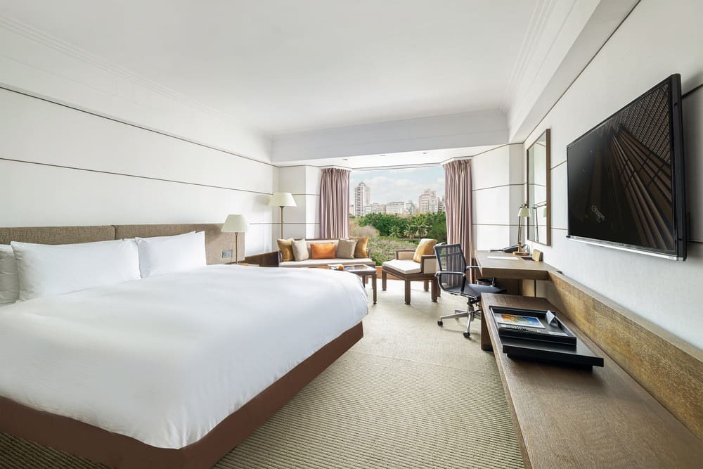 因應感恩節的到來，台北晶華推出「感恩美饌假期」住房專案，邀請房客入住佔地近14坪的豪華客房，每房還將獲贈一份主廚特製爐烤火雞，讓節慶美味延續至家中餐桌。圖/台北晶華提供