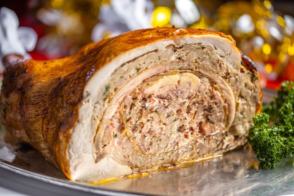 迎接感恩節的到來，台北晶華精心打造，將整隻雞塞入鴨中，再將鴨豪邁的塞入火雞內的「皇家爐烤火鴨雞Turducken」。圖/台北晶華提供