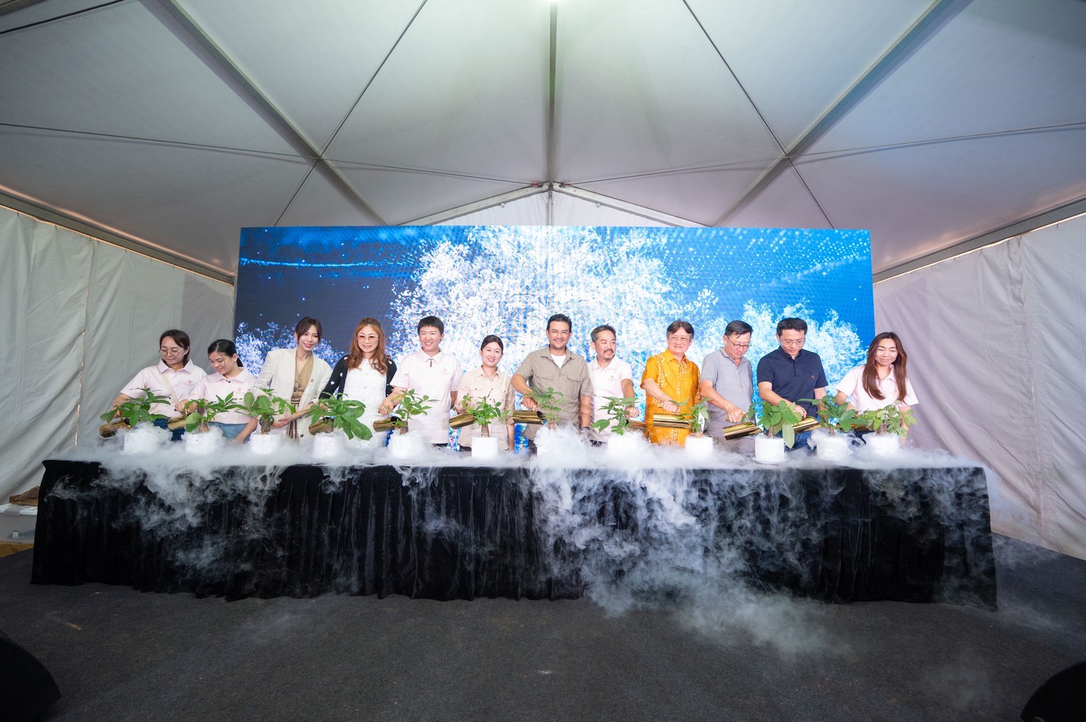 馬來西亞赫瀧國際集團的Agartana承香園於11月9日舉行開幕典禮，來自台灣的愛康製藥代表曾仕哲、吳瀅瀅應邀出席，與赫瀧集團聯合創辦人許友溫、陳俞利，以及Antah Pharma執行董事東姑莫哈末阿拉烏丁（Tunku Mohd Alaudin）、東姑雅莉亞慕娜（Tunku Alia Munah）等人一同歡慶。（圖／業者提供）