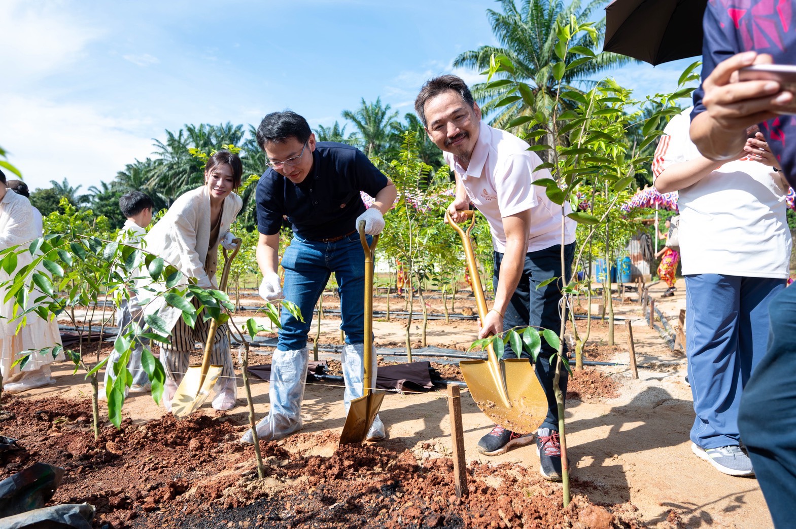 曾仕哲（中）、吳瀅瀅（左）與赫瀧國際集團聯合創辦人許友溫（右）一起執鏟種下沉香樹。