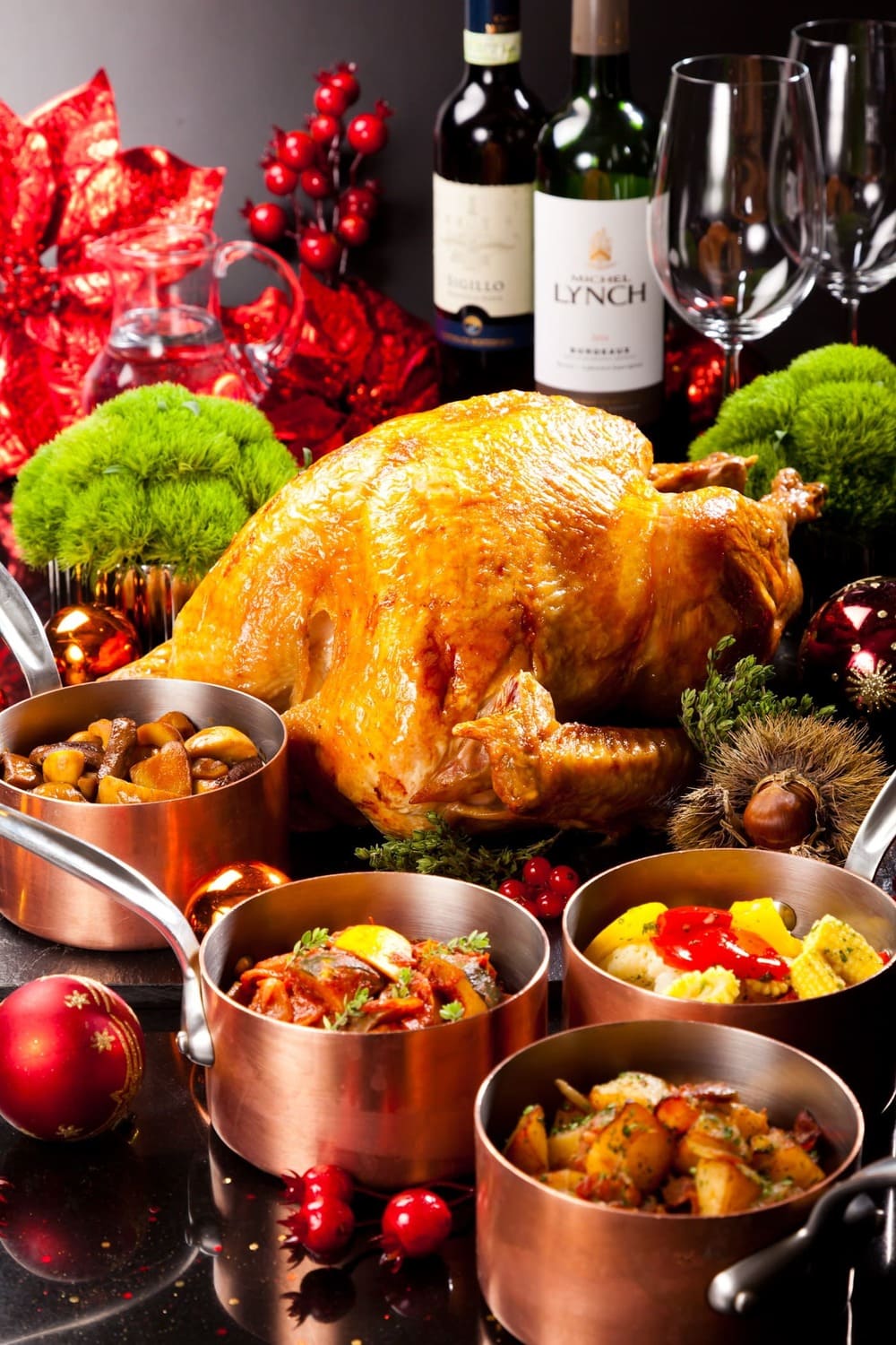 台北晶華酒店於感恩節期間，再度推出年年熱銷的「爐烤火雞」禮籃，外皮金黃酥香、肉質鮮嫩多汁，搭配主廚特製醬汁，重現最道地傳統的滋味，每份5,680元。圖/台北晶華提供