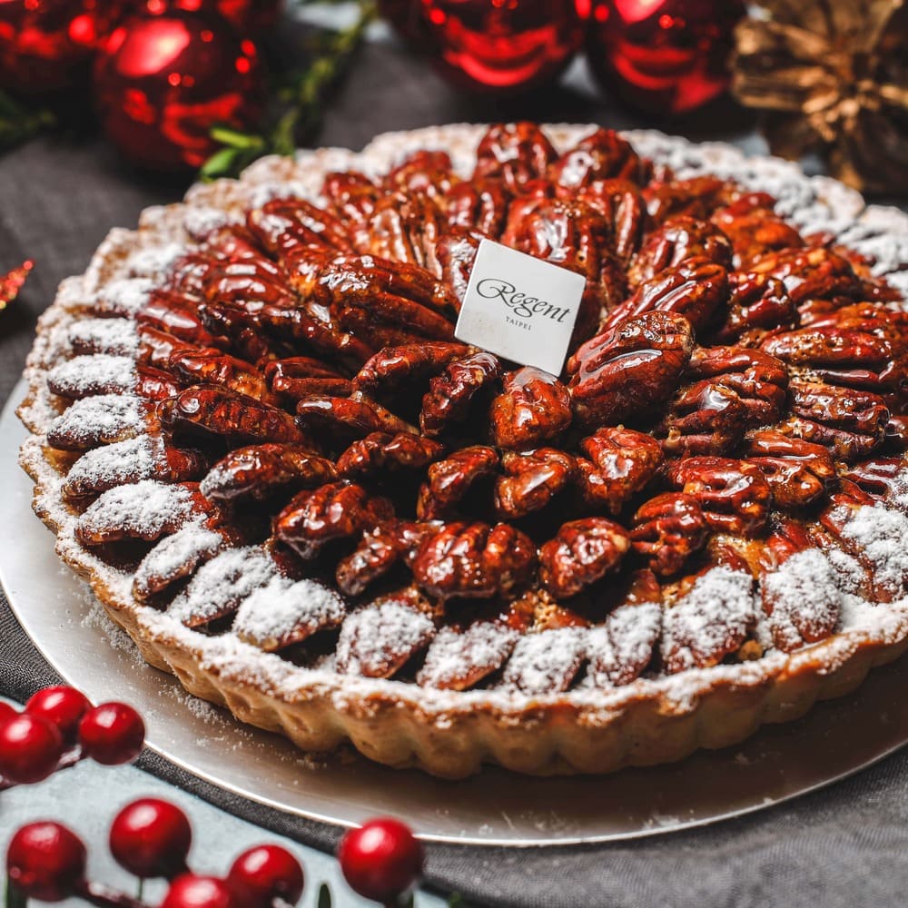 「美式胡桃派」內餡由楓糖餡與萊姆酒、香草精調製而成，最上層鋪滿胡桃烘烤，是口感香氣兼具的節慶甜點，售價980元。圖/台北晶華提供