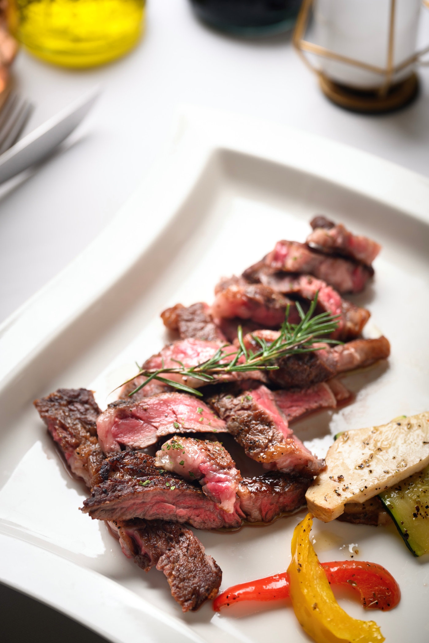 「美國肋眼牛排佐爐烤時蔬」選用油花均勻的美國肋眼Prime，以香煎鎖住肉汁後呈現外焦內嫩的口感，搭配爐烤時蔬增添清爽層次，為饕客推崇的經典主菜之一。