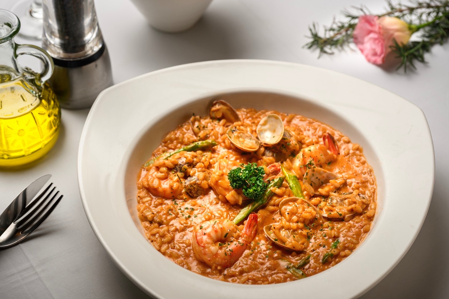 「義式蝦醬蘆筍鮮蝦燉飯」以做工繁複熬煮的蝦醬為底，融合焦香草蝦頭與蔬菜香氣，堆疊出濃厚海味。對來自西西里的主廚而言，海鮮的鮮甜，就是最純粹的美味。